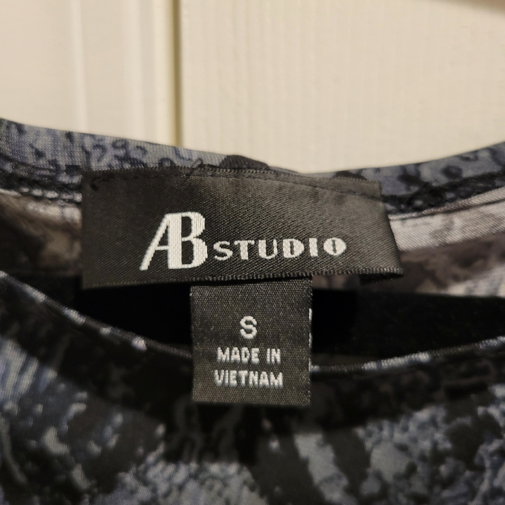 AB STUDIO BLOUSE SHORT SLV BOAT NECK GRAY/BLACK SNAKE PRINT ELASTIC SIDES TOP S - Picture 2 of 4